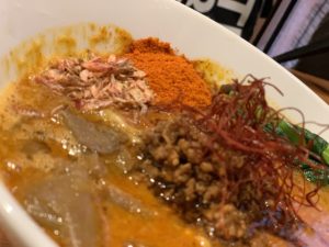 口内に電流が走る、超激シビレ担々麺食べたら、食レポどころじゃなくなった。