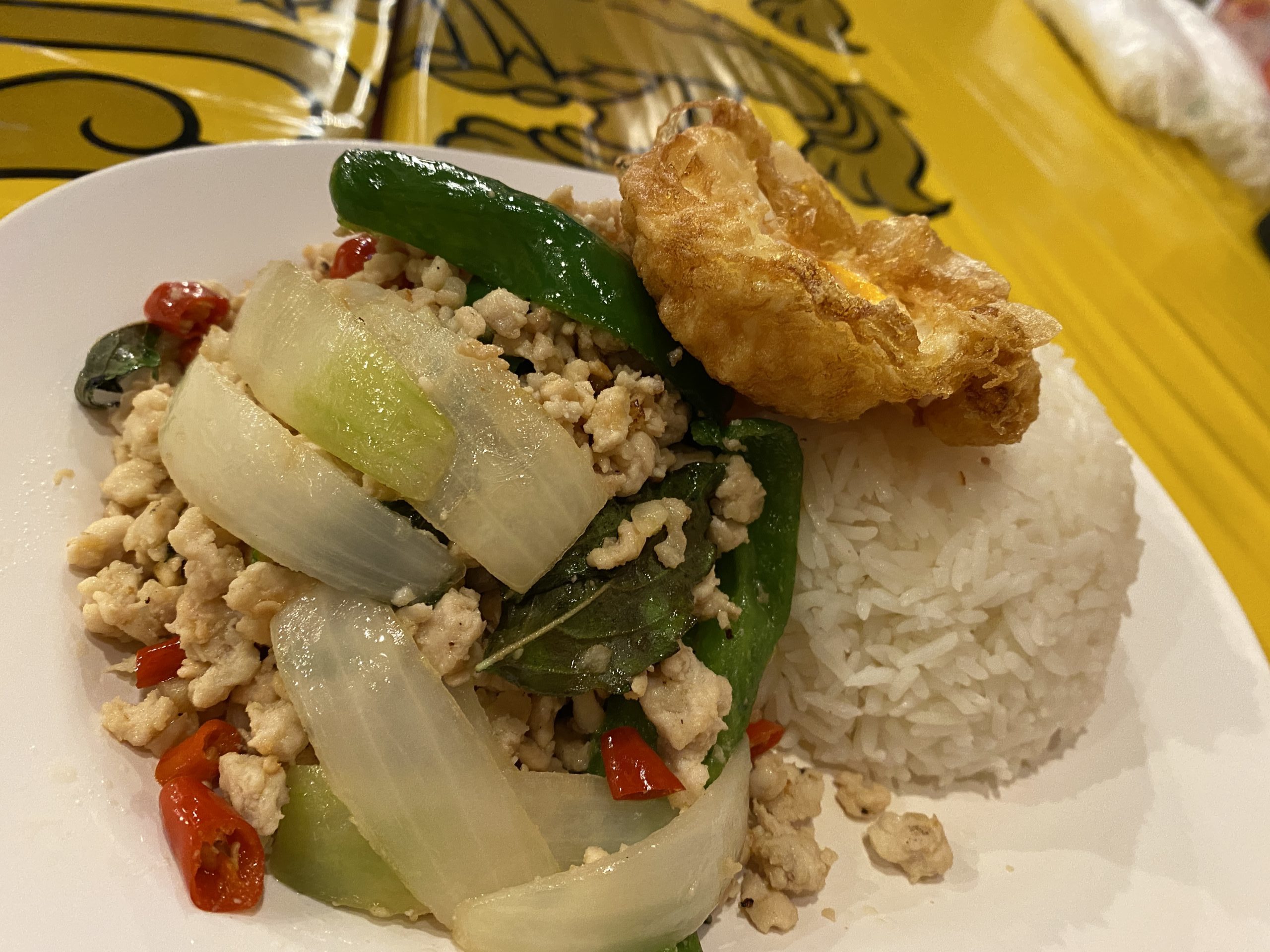 唐辛子8本分使用！タイ屋台料理『ガパオライス 』を激辛仕様で食べた結果。