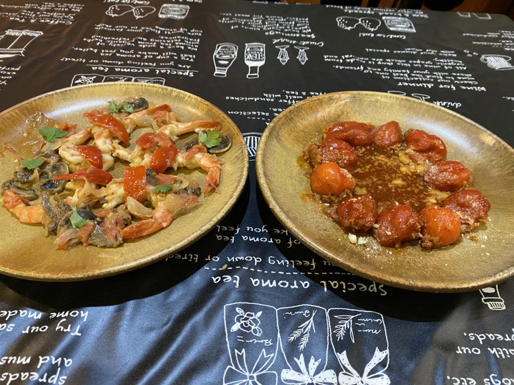 ハバネロのエビ炒め（左）とハバネロの肉詰め（右）
